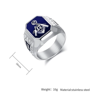 Detail van 18mm roestvrijstalen vrijmetselaarsring met blauw email en G-symbool