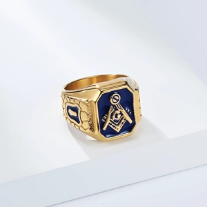 Macro-opname van de gouden vrijmetselaarsring met blauw emaille en reliëftexturen