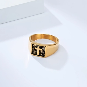 Bague chevalière minimaliste en acier doré avec croix texturée noire pour homme