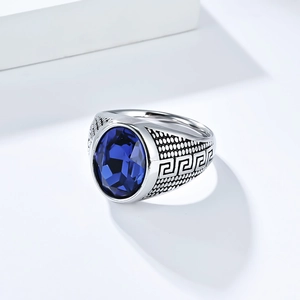 Vintage Herrenring aus Titan mit großem blauem Edelstein und griechischem Muster