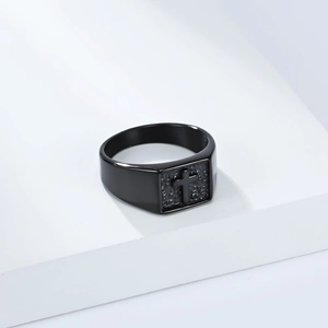 Chevalière rétro en acier inoxydable noir mat avec croix en relief et texture martelée