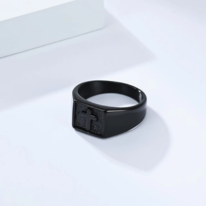Chevalière pour homme en titane noir mat avec croix en relief sur face carrée élégante