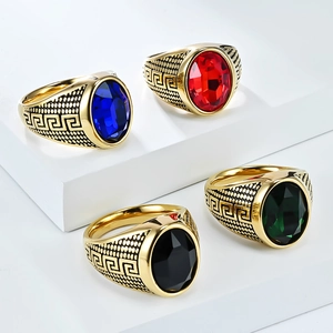 Set mit Vintage-Goldringen, besetzt mit ovalen Edelsteinen in Rot, Blau, Grün und Schwarz