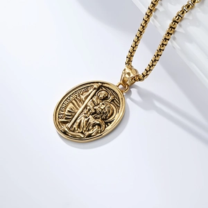 Macro-opname van gouden St. Christoffel hanger met reliëf en een stevige schakelketting