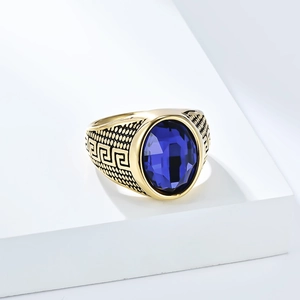 Makroaufnahme von blauem Edelsteinring mit goldenem griechischem Mäandermuster