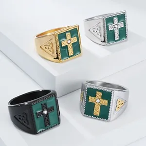Détails macro d'une bague croix vintage pour hommes avec émail vert et motifs celtes
