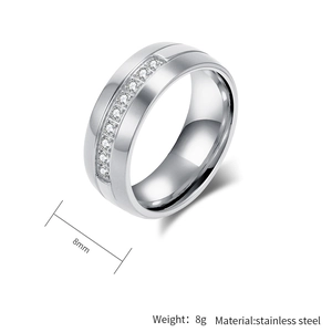 Détail d'une bague en acier inoxydable de 8mm avec finition brossée et oxydes de zirconium