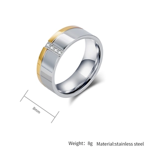 Detalle de anillo bicolor de 8mm en acero inoxidable con tres circonitas incrustadas