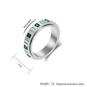 Nahaufnahme eines 6mm drehbaren Edelstahlrings mit smaragdgrünen quadratischen Zirkonia