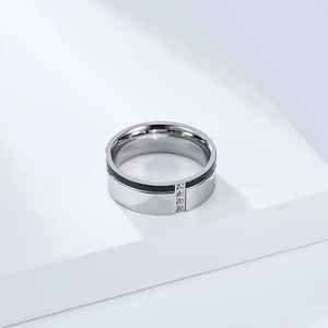 Anillo bicolor de acero inoxidable pulido con esmalte negro y tres circonitas engastadas