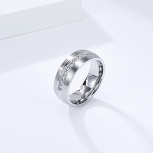 Bague en acier titane mat avec zircons étincelants pour un style tendance