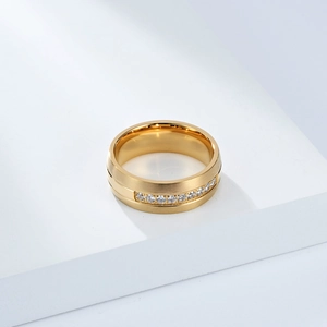 Détail macro de la bague en titane doré avec finition brossée et zircons sertis