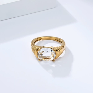 Vue détaillée d'une pierre ovale sertie sur une bague vintage plaquée or texturée