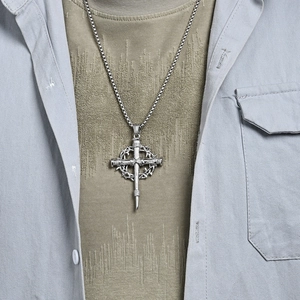 Collana con ciondolo a croce corona di spine in acciaio inossidabile vintage indossata da uomo