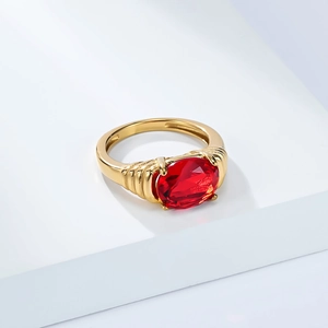 Détail macro d'une bague en titane doré avec rubis ovale et serti à quatre griffes
