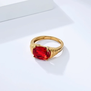 Détail d'une pierre rouge ovale sur bague plaquée or avec texture latérale graduée