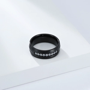 Gros plan sur une bague en acier titane noir mat avec incrustation de zircons