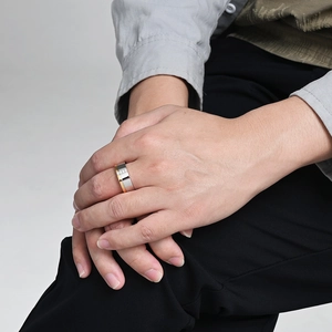 Anillo bicolor de acero inoxidable con cuatro circonitas para hombre y mujer diseño Ins