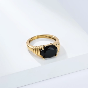 Bague vintage en acier doré 18 carats avec un grand gemme noir ovale et anneau à côtes