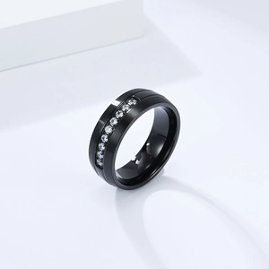 Bague en acier titane noir mat avec texture brossée et incrustation de zircon pour homme