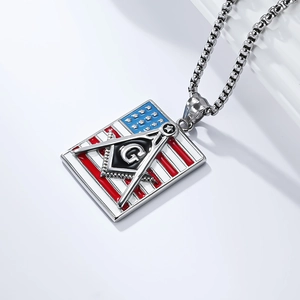 Détail du symbole maçonnique de l'équerre et du compas sur pendentif drapeau USA