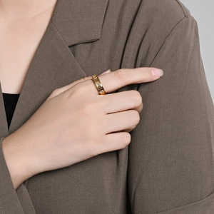 Eleganter breiter Ring aus 18K Gold-Edelstahl mit quadratischen Zirkonen am Zeigefinger