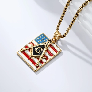 Détail macro du pendentif maçonnique doré avec rayures du drapeau et motif d'étoiles
