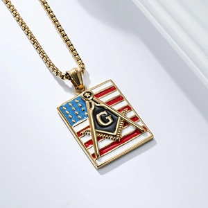 Collier maçonnique doré avec pendentif drapeau américain sur surface blanche
