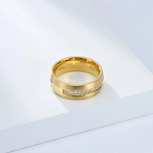 Bague en acier inoxydable doré avec zircons incrustés, design élégant pour homme et femme