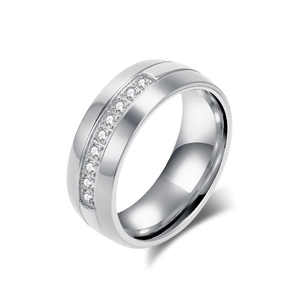 Bague large pour homme en acier argenté avec finition mate et zircons incrustés