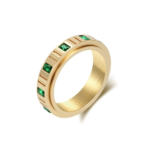 Ring aus gebürstetem Gold mit quadratischen Smaragdzirkonen und eleganter Rillenstruktur