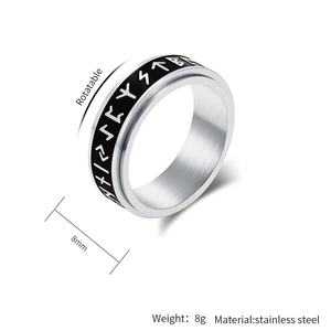 Detalle del anillo giratorio vikingo de 8mm en acero inoxidable plateado y negro con runas