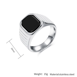 Détail macro d'une bague chevalière homme en acier inoxydable de 16mm avec insert noir