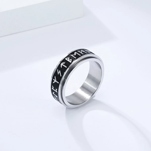 Detalle de un anillo giratorio vikingo de acero inoxidable con grabados de runas