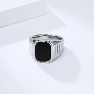 Bague chevalière homme en acier titane argenté avec une pierre précieuse noire rectangulaire