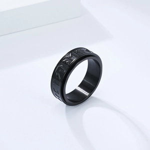 Anillo giratorio con runas vikingas en acero de titanio negro cepillado fondo blanco