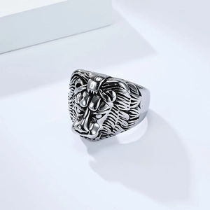 Detailaufnahme eines Vintage Löwenkopf-Rings aus Edelstahl im Punk-Stil auf Weiß