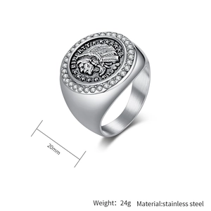 Détail d'une bague chevalière en acier argenté avec relief indien et zircons blancs
