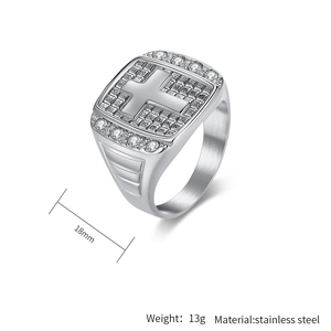 Detailansicht Herrenring aus Edelstahl mit Kreuz-Relief und Zirkonia inklusive Abmessungen
