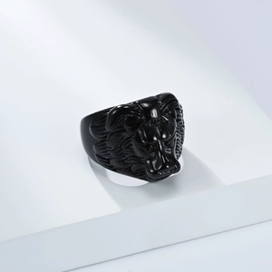 Detailaufnahme eines geschnitzten Löwenkopf-Rings aus schwarzem Edelstahl für Herren