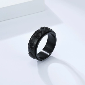 Anillo giratorio negro de acero inoxidable con relieves de estrellas de mar y conchas