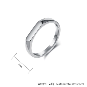 Vue détaillée de la bague en acier inoxydable de 4mm aux facettes géométriques