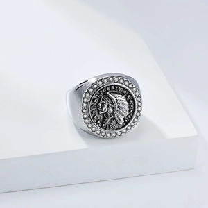 Vue détaillée d'une bague pièce pour homme avec relief indien et pierres de zircone