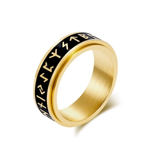 Anillo vikingo nórdico con runas doradas sobre banda negra y acabado de metal cepillado