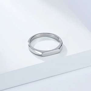 Vue détaillée de la surface plate géométrique sur la bague en acier poli argent