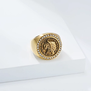 Vue détaillée d'une bague pièce d'or 1908 avec tête d'indien et pierres en zircon