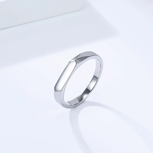 Bague moderne minimaliste géométrique en acier inoxydable argenté au fini poli