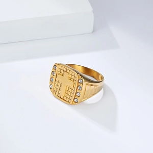 Goldener Edelstahlring für Herren mit Kreuz und seitlichem Strassbesatz auf quadratischem Ring