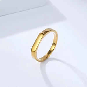 Bague chevalière rectangulaire dorée en acier titane poli pour un style unisexe chic