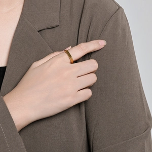 Bague chevalière carrée dorée minimaliste pour femme portée avec une tenue de bureau chic
